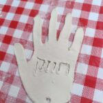 חמסה מחימר רך עם תיאור ערך החוזק שילד יצר במפגש אימון כחלק מתרגיל העוזר במצב של חרדה