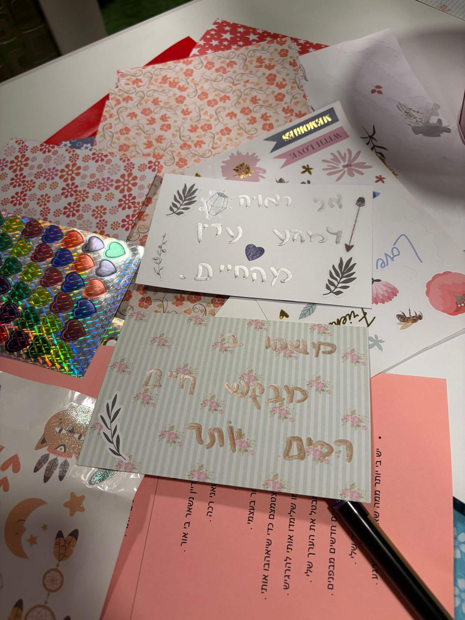 חומרי יצירה ומשפטים בסדנת טמנוס